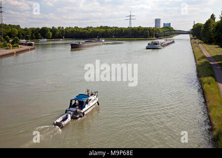 Sportboot und Frachtschiffe auf dem Datteln-Hamm-Kanal, Datteln, Ruhrgebiet, Nordrhein-Westfalen, Deutschland, Europa Stock Photo