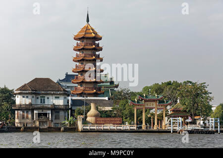 Chee Chin Khor Temple and Pagoda on the shore, Mae Nam Chao Phraya River, Thonburi, Bangkok, Thailand Stock Photo