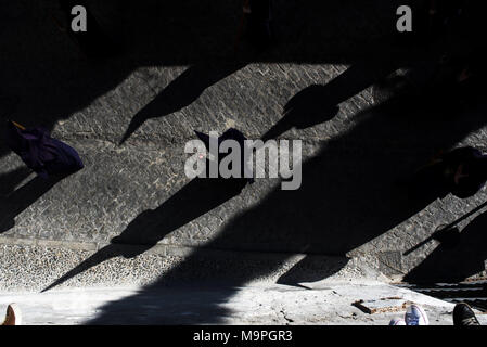 Granada, Granada, Spain. 27th Mar, 2018. Penitents form the ''Via Crucis'' brotherhood taking part in the Holy Tuesday procession in Albaicin neighbourhood.Every year thousands of christians believers celebrates the Holy Week of Easter with the crucifixion and resurrection of Jesus Christ. Credit: Carlos Gil/SOPA Images/ZUMA Wire/Alamy Live News Stock Photo