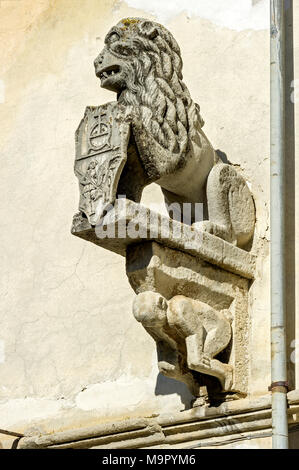 Venetian sculpture, Leone Veneziano, stone lion with coat of arms on the façade of Palazzo Apollonio, old town, Agnone, Molise Stock Photo