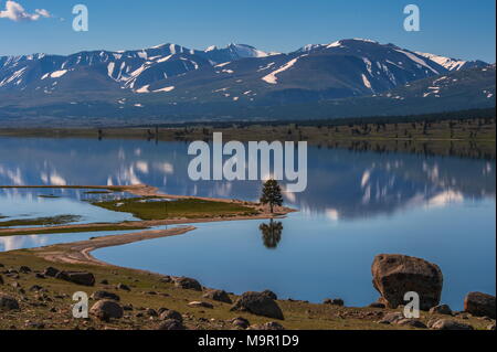 Khoton Lake, snow-covered mountains in the back, Mongolia Stock Photo