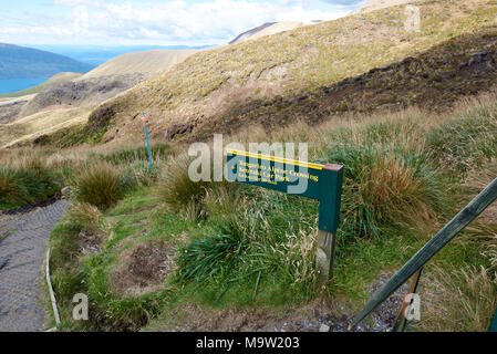 Views along the trail of the Tongariro Alpine Crossing, New Zealand ...