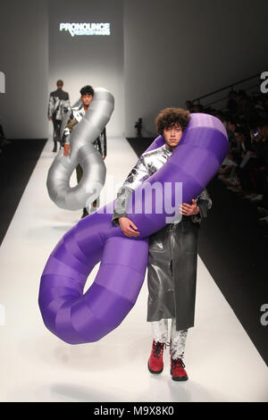 Shanghai, China. 28th Mar, 2018. Models present creations during the 2018 Autumn/Winter Shanghai Fashion Week in Shanghai, east China, March 28, 2018. The fashion week opened here on Wednesday, and will last until April 3. Credit: Du Xiaoyi/Xinhua/Alamy Live News Stock Photo