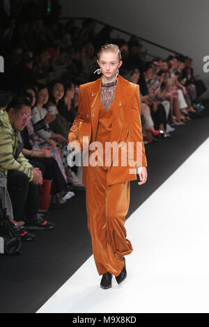 Shanghai, China. 28th Mar, 2018. A model presents a creation during the 2018 Autumn/Winter Shanghai Fashion Week in Shanghai, east China, March 28, 2018. The fashion week opened here on Wednesday, and will last until April 3. Credit: Du Xiaoyi/Xinhua/Alamy Live News Stock Photo