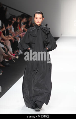 Shanghai, China. 28th Mar, 2018. A model presents a creation during the 2018 Autumn/Winter Shanghai Fashion Week in Shanghai, east China, March 28, 2018. The fashion week opened here on Wednesday, and will last until April 3. Credit: Du Xiaoyi/Xinhua/Alamy Live News Stock Photo