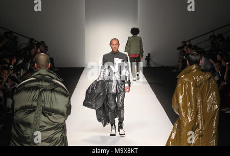 Shanghai, China. 28th Mar, 2018. Models present creations during the 2018 Autumn/Winter Shanghai Fashion Week in Shanghai, east China, March 28, 2018. The fashion week opened here on Wednesday, and will last until April 3. Credit: Du Xiaoyi/Xinhua/Alamy Live News Stock Photo