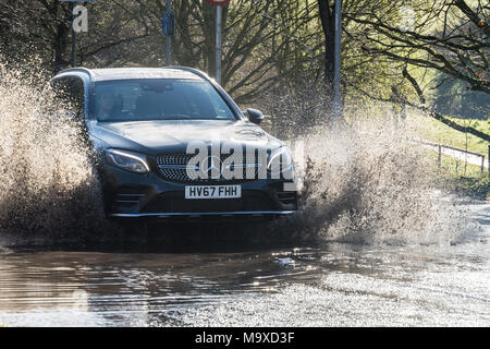 Essex. 29th March 2018. UK Weather: Heavy Rain has caused localised road  flooding in Brentwood Essex and motorists struggle to drive through the flood or turn back to avoid the flood. Credit Ian Davidson/Alamy live news Stock Photo