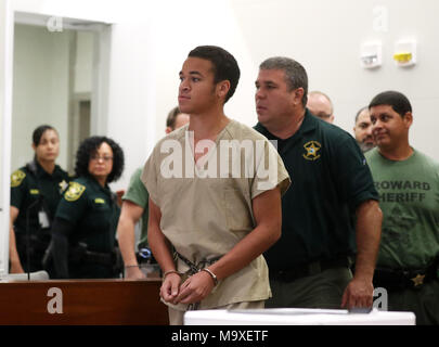 Fort Lauderdale, FL, USA. 29th Mar, 2018. Zachary Cruz, 18, brother of the teenager who killed 17 people at Marjory Stoneman Douglas last month, walks into Broward court for a bond hearing. Cruz will go free as part of a plea deal reached in his trespassing case. He pleaded no contest Credit: Sun-Sentinel/ZUMA Wire/Alamy Live News Stock Photo