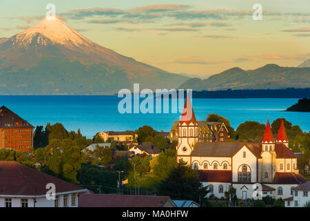 Puerto Varas at the shores of Lake Llanquihue with Osorno Volcano in the back, X Region de Los Lagos, Chile Stock Photo