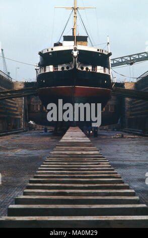 AJAXNETPHOTO. - 16TH FEBRUARY, 1972. SOUTHAMPTON, ENGLAND. - WOODEN WALL REFIT -  T.S. FOUDROYANT (EX TRINCOMALEE) UNDERGOING REPAIRS IN NR. 5 DRY DOCK.  PHOTO:JONATHAN EASTLAND/AJAX REF:357205 2 Stock Photo