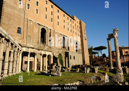 Italy, Rome, Roman Forum, Portico degli Dei Consenti (Portico of the Harmonious Gods) and Tabularium, on the right Temple of Vespasian and Titus Stock Photo