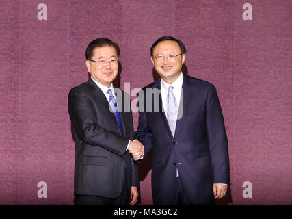 Seoul, South Korea. 29th Mar, 2018. Chinese President Xi Jinping's special representative Yang Jiechi (R) shakes hands with Chung Eui-yong, top national security advisor to South Korean President Moon Jae-in, in Seoul, South Korea, March 29, 2018. Yang, a member of the Political Bureau of the Communist Party of China (CPC) Central Committee and the head of the General Office of the Central Committee for Foreign Affairs, held talks with Chung Eui-yong here on Thursday. Credit: Wang Jingqiang/Xinhua/Alamy Live News Stock Photo