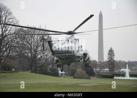 Washington, District of Columbia, USA. 29th Mar, 2018. Marine One, with United States President Donald J. Trump aboard, departs the White House in Washington, DC for a day trip to Cleveland, Ohio and then on to Mar-a-Lago for the Easter weekend on Thursday, March 29, 2018.Credit: Ron Sachs/CNP Credit: Ron Sachs/CNP/ZUMA Wire/Alamy Live News