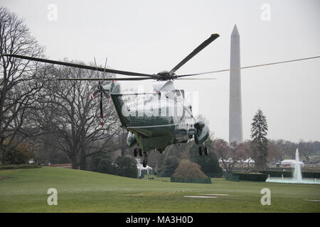Washington, United States Of America. 29th Mar, 2018. Marine One, with United States President Donald J. Trump aboard, departs the White House in Washington, DC for a day trip to Cleveland, Ohio and then on to Mar-a-Lago for the Easter weekend on Thursday, March 29, 2018. Credit: Ron Sachs/CNP/AdMedia/Newscom/Alamy Live News