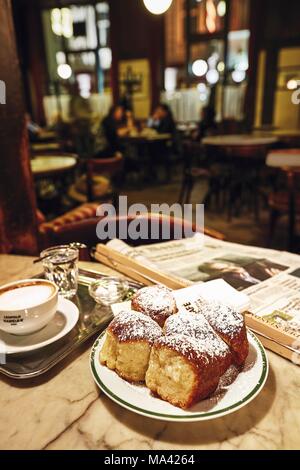 Viennese coffee houses, Café Hawelka, Buchteln (baked, sweet yeast dumplings), Vienna Stock Photo