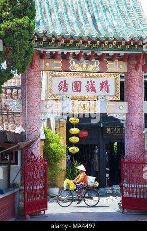 The historical portal of a Chinese meeting hall in Hoi An, Vietnam Stock Photo