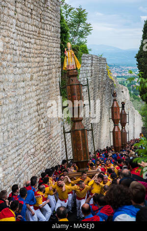 Italy, Umbria, Gubbio, Ceri Festival, Race of Ceri in the town Stock Photo