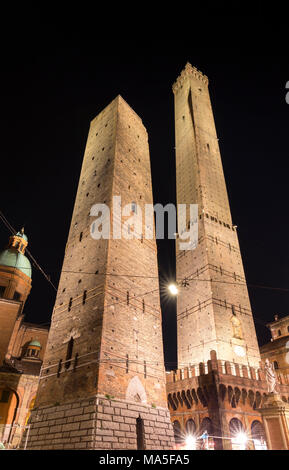 View of the Torre degli Asinelli and Torre della Garisenda from Piazza di Porta Ravegnana square at night. Bologna, Emilia Romagna, Italy. Stock Photo