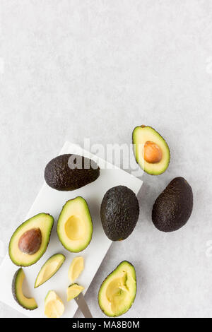 Overhead view of a halved avocado on a plate Stock Photo - Alamy