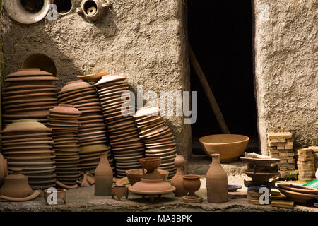 Morocco, Fes, Quartier des Potiers, Mosaique et Poterie de Fes, Pottery, old kiln, biscuit fired pots Stock Photo