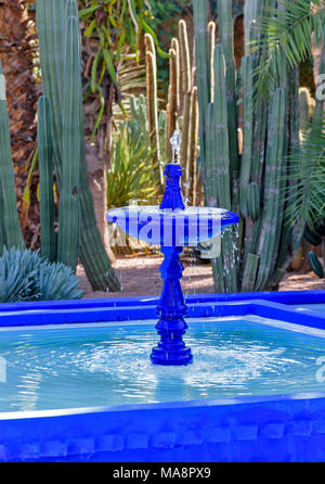 MOROCCO MAJORELLE GARDEN JARDIN BLUE FOUNTAIN IN A BLUE POOL Stock Photo