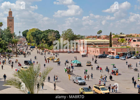 MOROCCO MARRAKECH PLACE JEMAA EL FNA STALLS SHOPS ENTERTAINERS CROWDS KOUTOUBIA PART FOUR Stock Photo