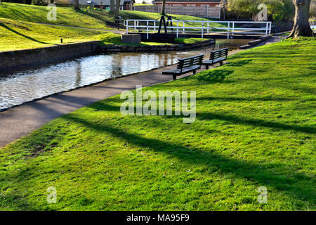 Small lock that holds water back from River Salwarpe in Vines Park, Droitwich Spa, to make the upper reaches navigable Stock Photo