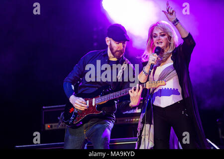 Wetzlar, Germany. 30th Mar, 2018. Bonnie Tyler, Welsh rock singer, 40 Years It's A Heartache Tour 2018, concert at Rittal-Arena Wetzlar, best-of set with her 70's and 80's hits like 'It's a heartache', 'Lost in France', 'Total Eclipse of the Heart' oder 'Holding Out for a Hero'. Credit: Christian Lademann Stock Photo