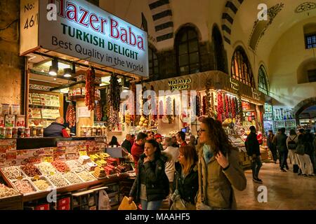 Tourists looking around in front of the Hazer Baba Turkish delight store,  Egyptian Spice Bazaar, Istanbul, Turkey, November 9, 2017 Stock Photo -  Alamy