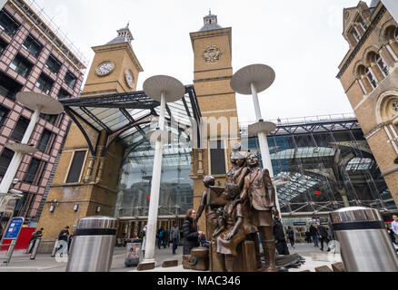 Liverpool Street Station main entrance featuring the Kindertransport statue Stock Photo