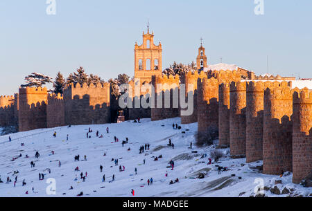 Muralla de Ávila nevada. Castilla León. España Stock Photo