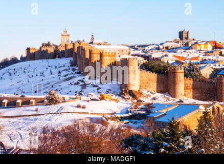 Muralla de Ávila nevada. Castilla León. España Stock Photo