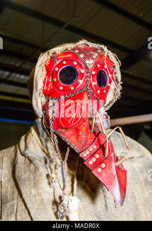 Red plague doctor face mask, steampunk sub culture post apocalypse apocalyptic spyglas goth crossover machine machinery costume fancy dress up gothic Stock Photo