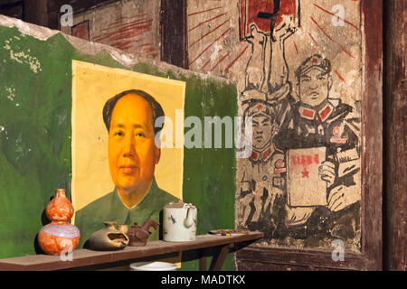 Old tea house decorated with Cultural Revolution era portrait of Chairman Mao, Chengdu, Sichuan Province, China Stock Photo