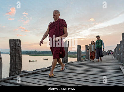 Buddhist monk walks on the U Bein Bridge in Amarapura near Mandalay, Burma (Myanmar) Stock Photo