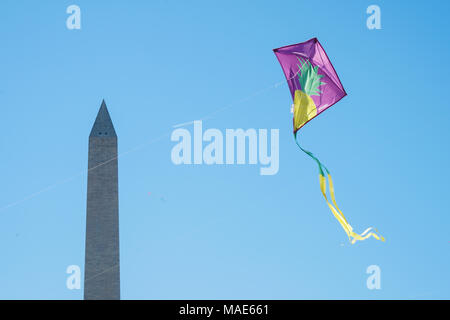 A kite flying near the national monument during the annual Smithsonian Kite Festival festival in Washington DC. Photo date: Saturday, March 31, 2018. Photo: Roger Garfield/Alamy Stock Photo
