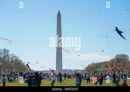 People enjoying good weather on the annual Smithsonian Kite Festival festival in Washington DC near the national monument. Photo date: Saturday, March 31, 2018. Photo: Roger Garfield/Alamy Stock Photo