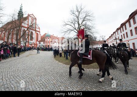01 April 2018, Germany, Panschwitz-Kuckau: Traditionally attired Sorbian Easter riders spreading the Easter news in the old fasion in the Sankt Marienstern monastery. Festively attired riders and their decorated horses take part evey year on Easter Sunday in the traditional Easter procession spreading the news of Jesus Christ's resurrection with singing and prayers. Photo: Sebastian Kahnert/dpa-Zentralbild/dpa Credit: dpa picture alliance/Alamy Live News Stock Photo