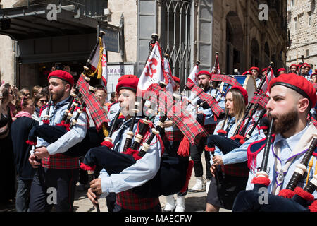 Jerusalem, Israel. 1st April, 2018. The bagpies band of the International Link of Orthodox Christian Scouts during the Palm Sunday procession of Arabs Orthodox of Jerusalem. © Valentin Sama-Rojo/Alamy Live News. Stock Photo