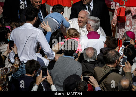Vatican City, Vatican. 01st April, 2018. Pope Francis leads the Easter Sunday Mass and delivers his Urbi et Orbi (to the city and to the world) message in St. Peter's Square. Credit: Giuseppe Ciccia/Alamy Live News Stock Photo