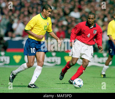 Wembley Stadium London, England 27.5.2000, football, international friendly, England vs Brasil 1:1 --- RIVALDO (BRA), PAUL INCE (ENG) Stock Photo