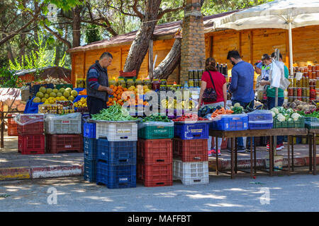 Roadside stall selling fresh fruit and vegetables, Antalya, Turkey Stock Photo