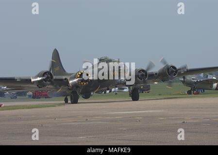 B17G SALLY B ON GROUND ENGINES RUNNING IWM DUXFORD Stock Photo