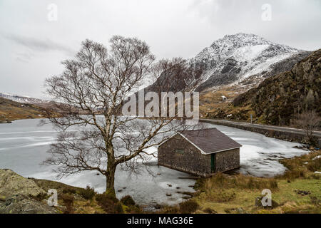 Frozen Llyn Ogwen and Tryfan mountain in Snowdonia, North Wales Stock Photo