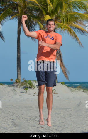 Miami, FL, USA. 1st Apr, 2018. KEY BISCAYNE, FL - APRIL 01: John Isner (USA) heads to the Crandon State Park Beach for pictures with the Championship Trophy after defeating Alexander Zverev (GER) 67(4) 64 64 at the 2018 Miami Open held at the Tennis Center at Crandon Park on April 1, 2018. Credit: Andrew Patron/Zuma Wire Credit: Andrew Patron/ZUMA Wire/Alamy Live News Stock Photo
