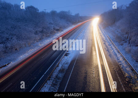 Flintshire, Wales, UK 2nd April 2018, UK Weather: A washout Easter Bank Holiday ends with a Met Officer weather warning for rain and snow for Bank Holiday Monday. Motorists on the A55 tackling the heavy snowfall on the Easter Bank Holiday Monday as they pass through Pantasaph, Flinthsire © DGDImages/Alamy Live News Stock Photo