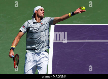 April 01, 2018: John Isner of the United States serves to Alexander Zverev of Germany in the men's single championship final of the 2018 Miami Open presented by Itau professional tennis tournament, played at the Crandon Park Tennis Center in Key Biscayne, Florida, USA. Isner won 6-7(4), 6-4, 6-4. Mario Houben/CSM. Stock Photo