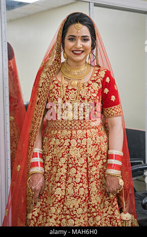 A beautiful Sikh bride posing just prior to her wedding ceremony  at the Gurdwara Sikh Cultural Society in Richmond Hill, Queens, New York City. Stock Photo