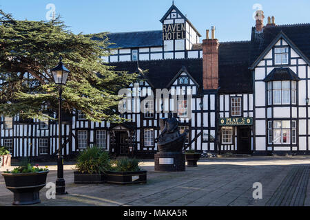 The old Raven Hotel in 16th century Grade 11 listed timbered building and Saltworkers sculpture. Victoria Square Droitwich Spa Worcestershire England Stock Photo