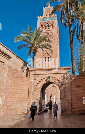 MOROCCO MARRAKECH THE KOUTOUBIA MOSQUE EARLY MORNING PEOPLE PASSING UNDER THE ARCHWAY Stock Photo